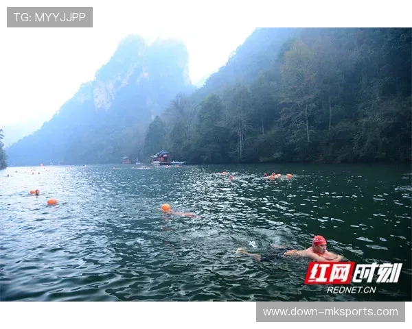 湖南冬泳赛成文旅融合案例，观众边观赛边打卡湘西风光。