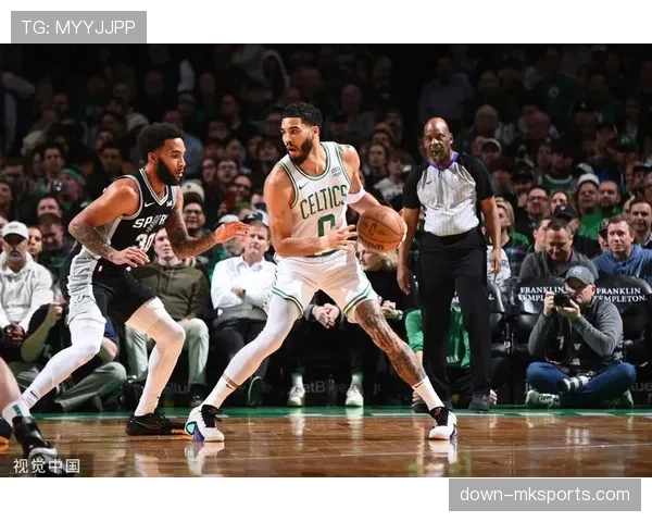 马刺队文班亚马赛前加练三分，与助教进行针对性投篮训练。